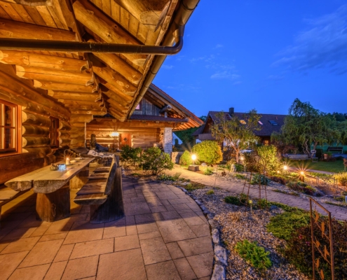 Außenanlage 5-Sterne Chalet Abendrot im Chalet-Resort Fränkische Schweiz