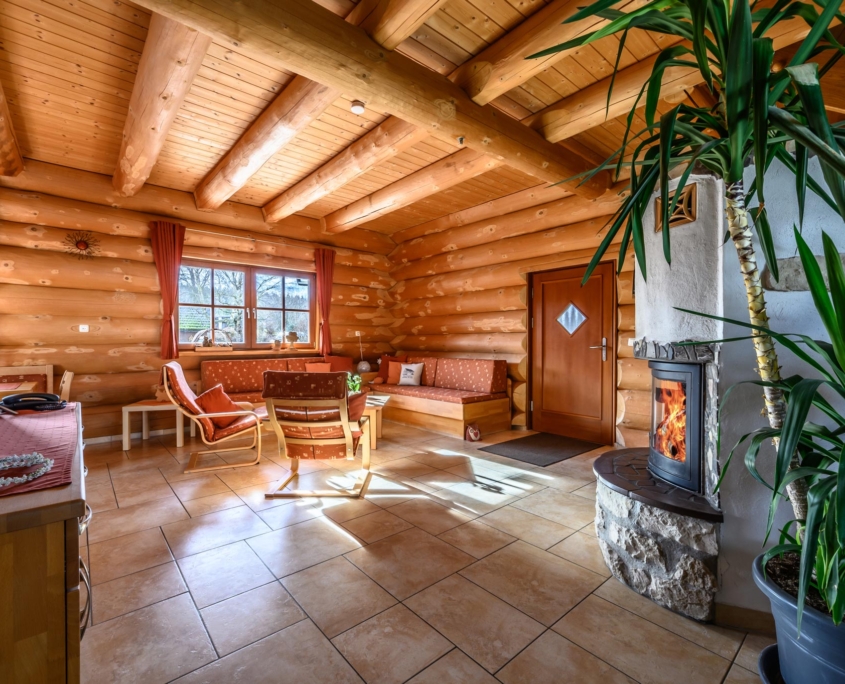 Wohnbereich 5-Sterne Chalet Abendrot im Chalet-Resort Fränkische Schweiz
